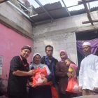 Sahabat Ganjar beri bantuan untuk warga Kampung Sidamukti, Sukamaju, Cilodong, Depok. (Dok. Sahabat Ganjar)