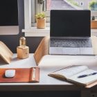 Tips Memilih Meja Laptop. (Pexels.com/
Ken Tomita)
